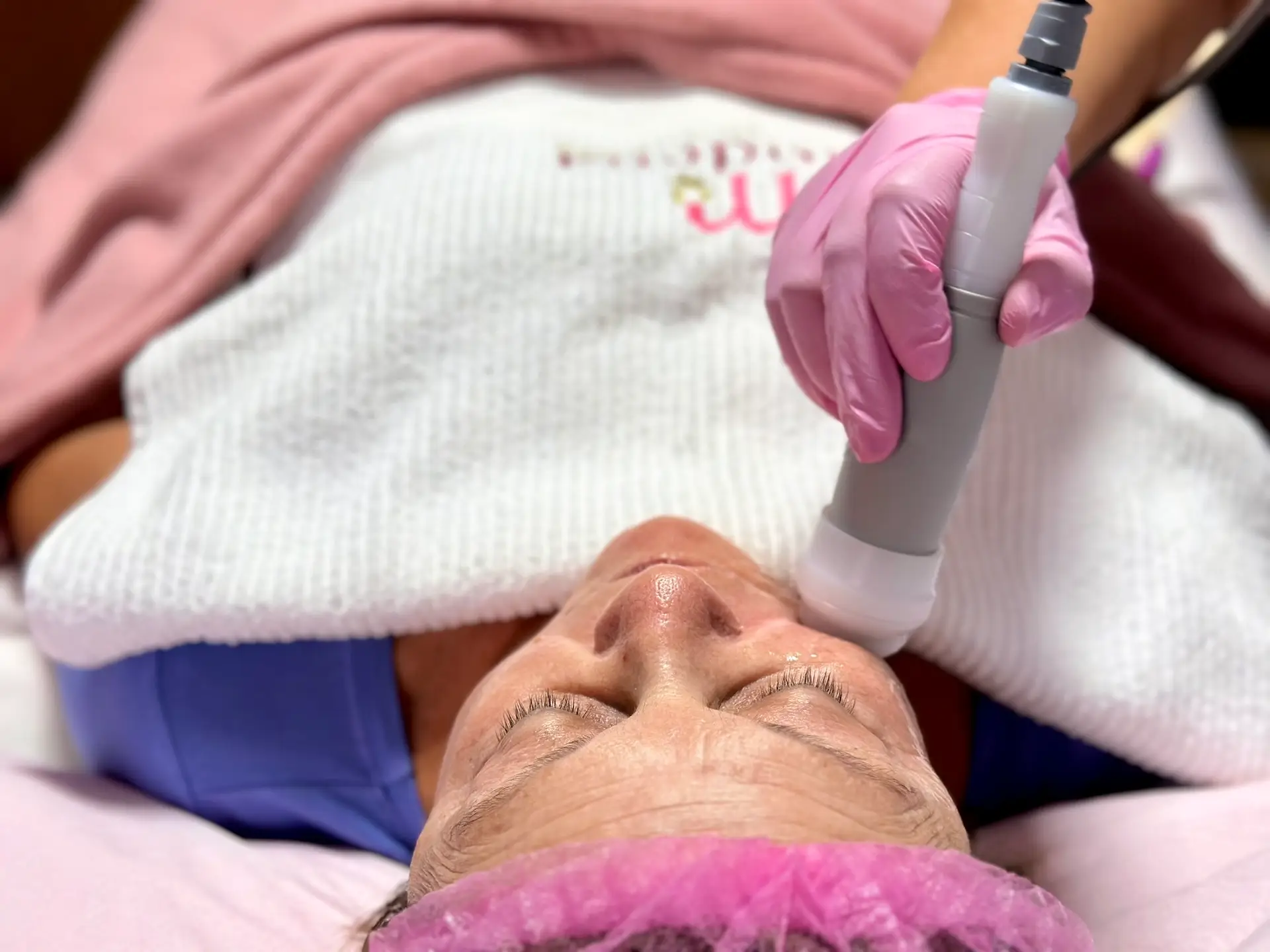 profissional realizando procedimento de radiofrequência para tratamento de flacidez facial em paciente da Modena CliniQ