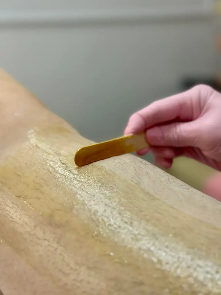 perna de uma mulher passando pelo processo de depilação na Modena CliniQ