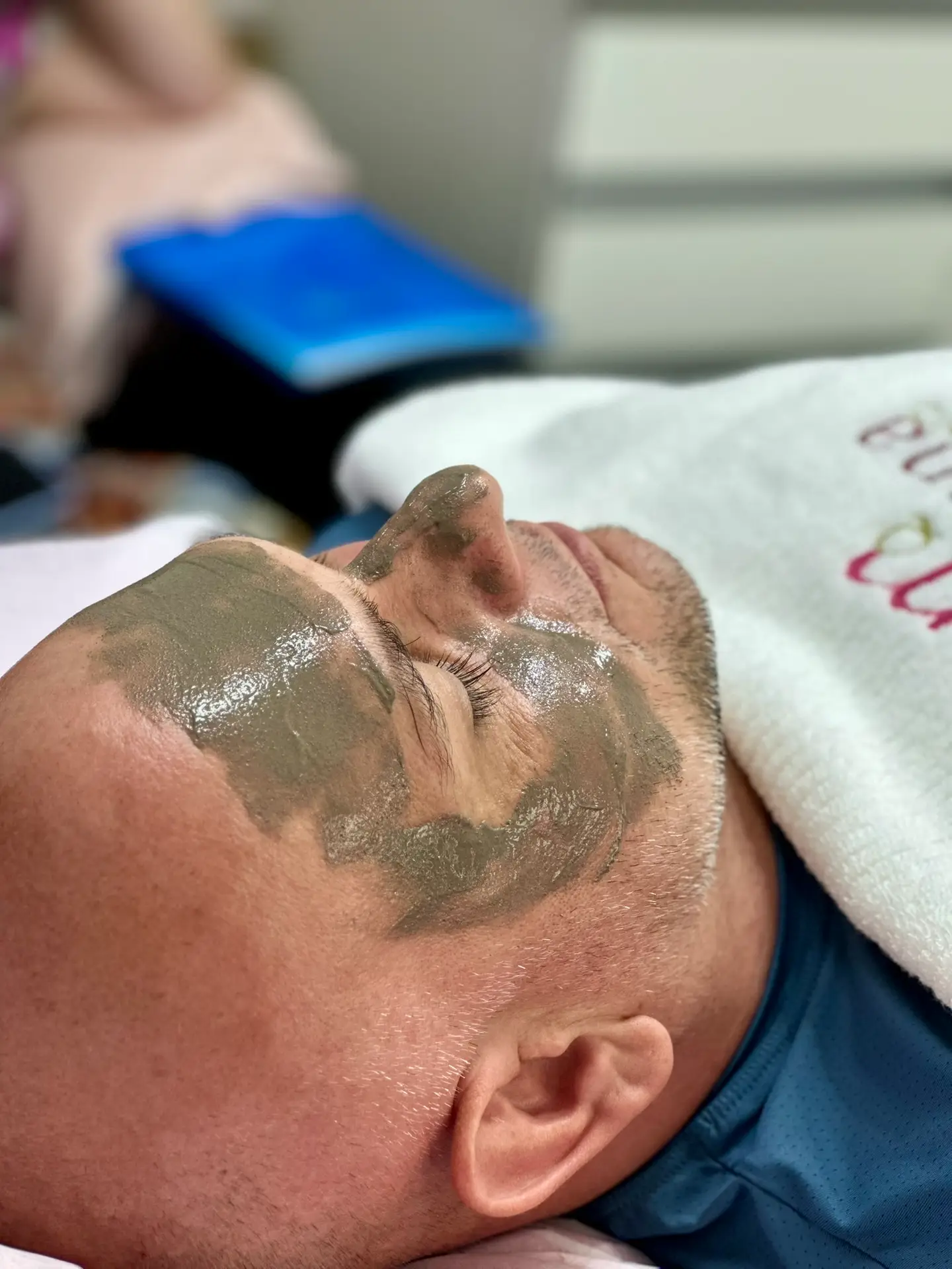 homem realizando um tratamento facial na Modena CliniQ