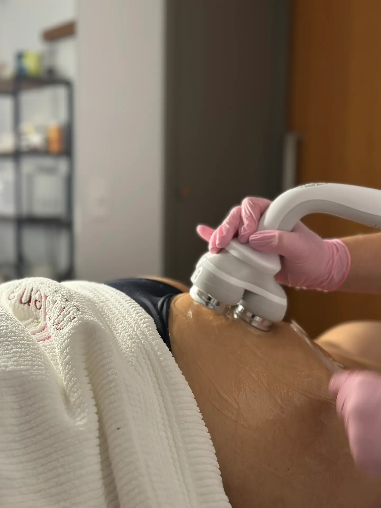 profissional aplicando ultrassom no glúteo da paciente para tratamento de flacidez na Modena CliniQ