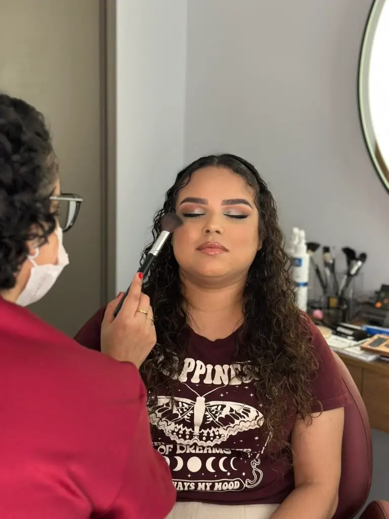 maquiadora profissional realizando maquiagem social em uma cliente da Modena CliniQ